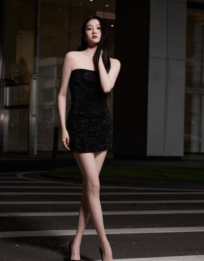 关晓彤身穿黑色皮草短裙,秀出美腿,优雅自信又迷人_时尚_网友_一面