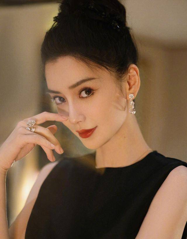 33岁杨颖尽显华贵精致,黑色礼服 丸子头造型,优雅大方!