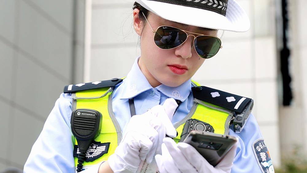 果敢女交警图片