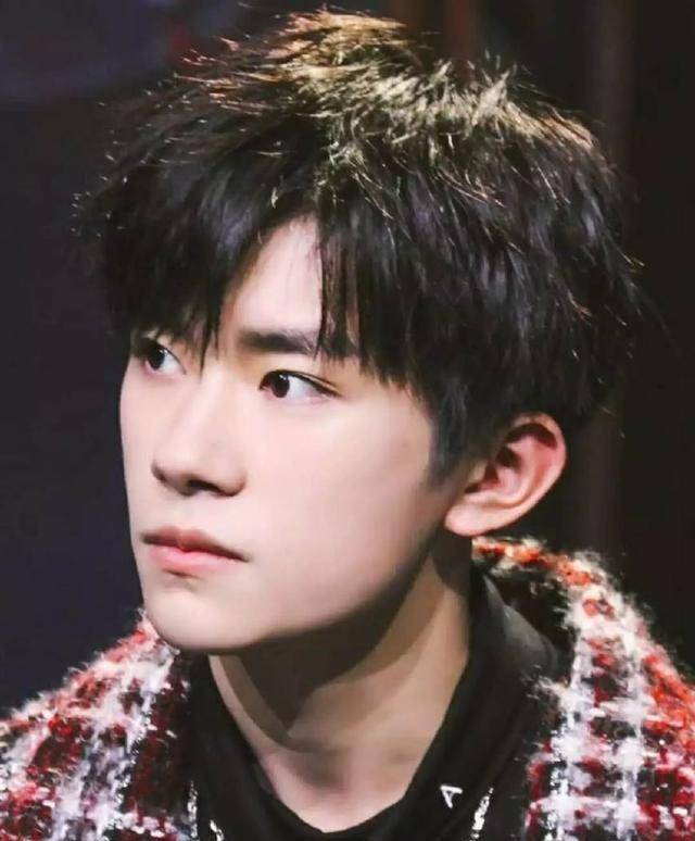 tfboys易烊千玺拍了酷酷的照片,却遭粉丝p图搞怪_奥特曼_家族_战队