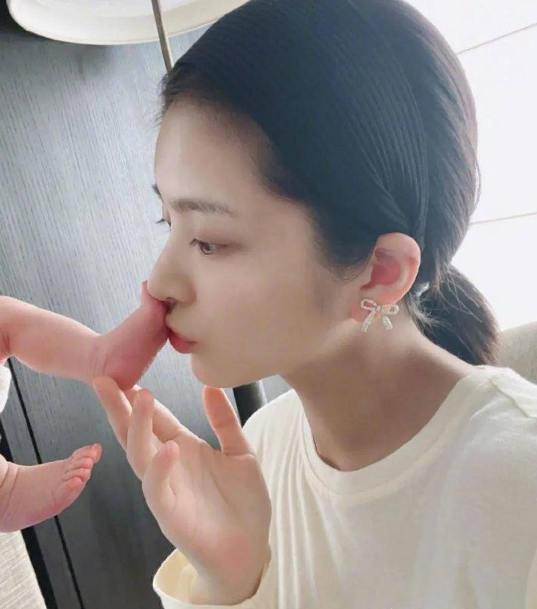 之前在杜淳与妻子一起参加的综艺节目中,包文婧直言王灿怀的是女儿时