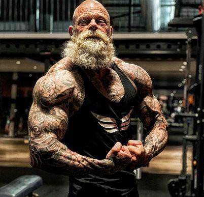 55岁大爷肌肉夸张让人发怵,满身纹身似社会大哥,你害怕吗_健身_比赛