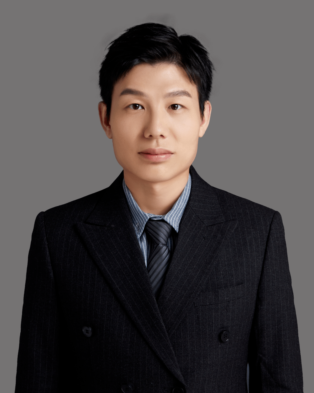 后以初复试综合第一的成绩考入湖南大学法学院并获得法律硕士学位