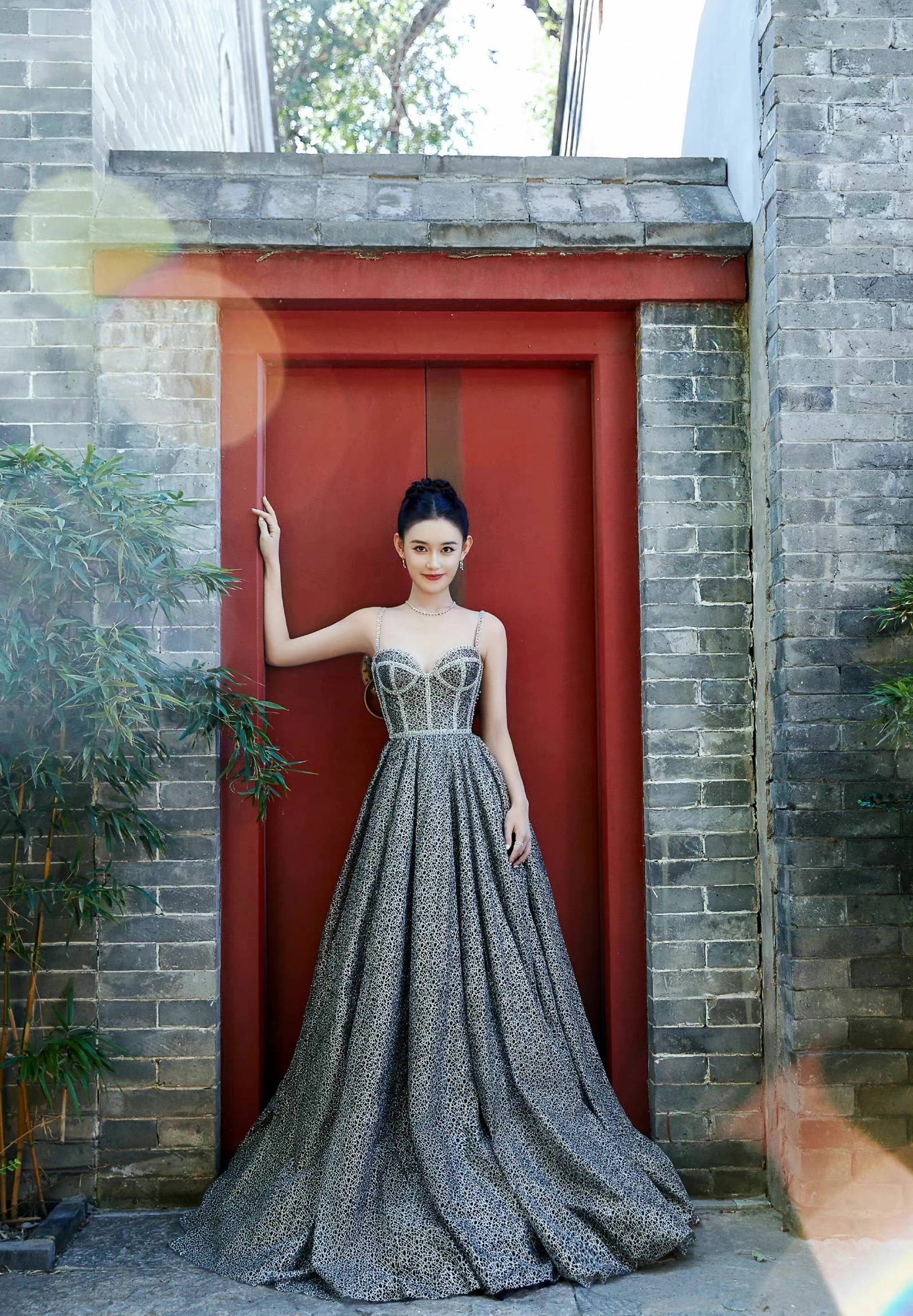 她是从小美到大的新生代,银色长裙亮相电影节,娇俏优雅_蒋依依_白色