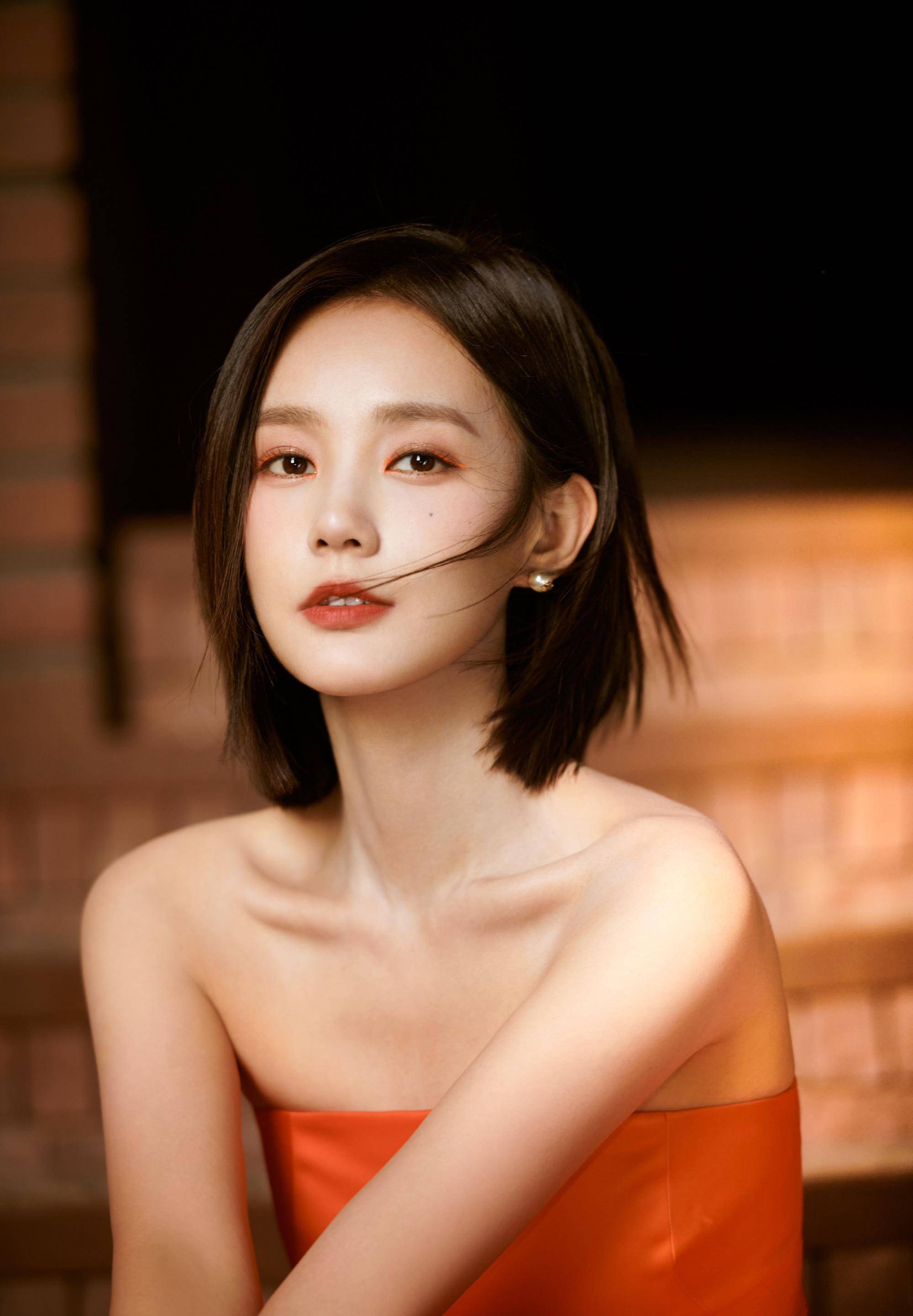 李一桐《男人装》性感写真_明亮_曲线美_红色