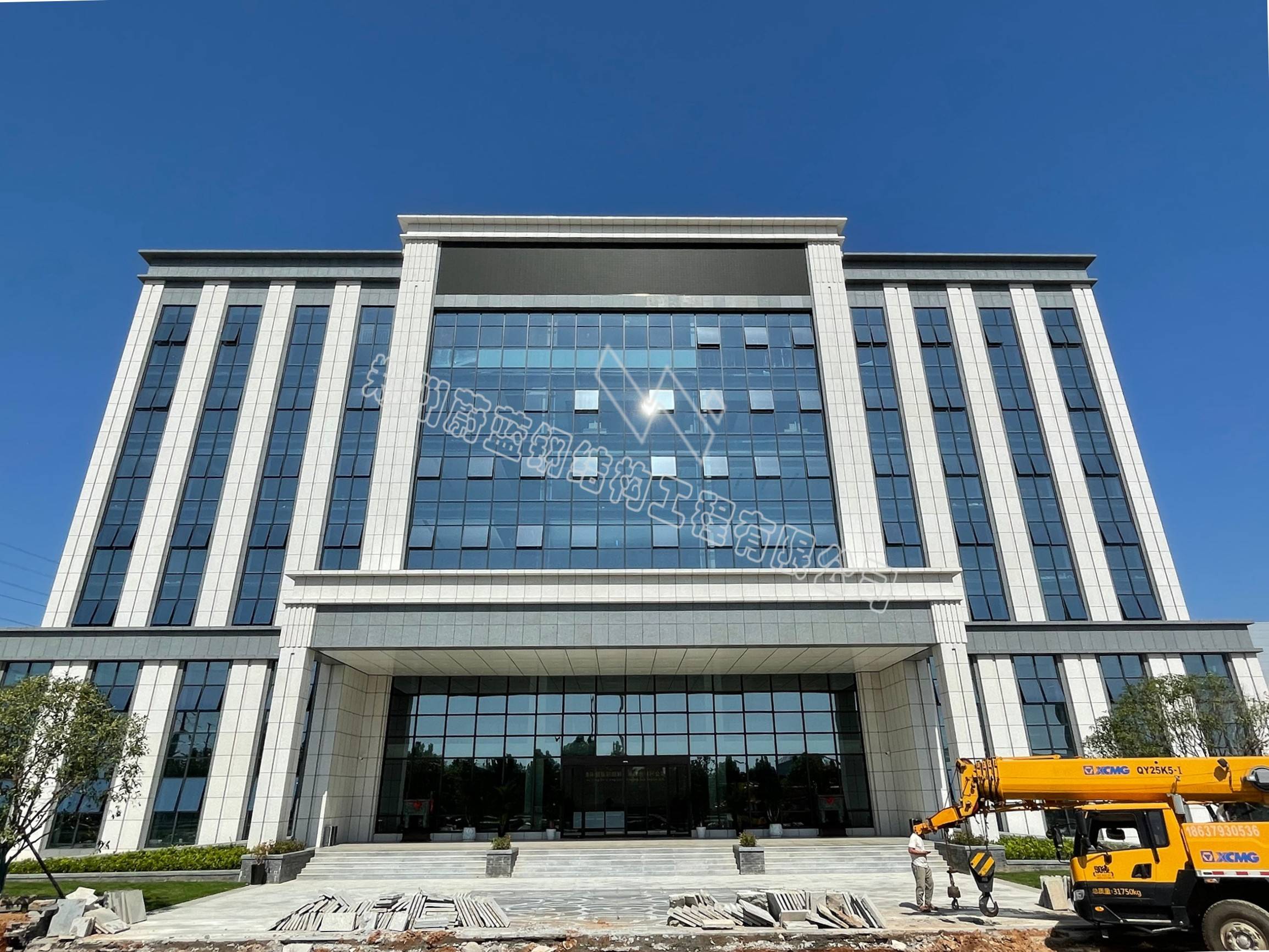 蔚蓝钢构百科:钢结构办公楼具有哪些优势和特点_施工_企业_钢材