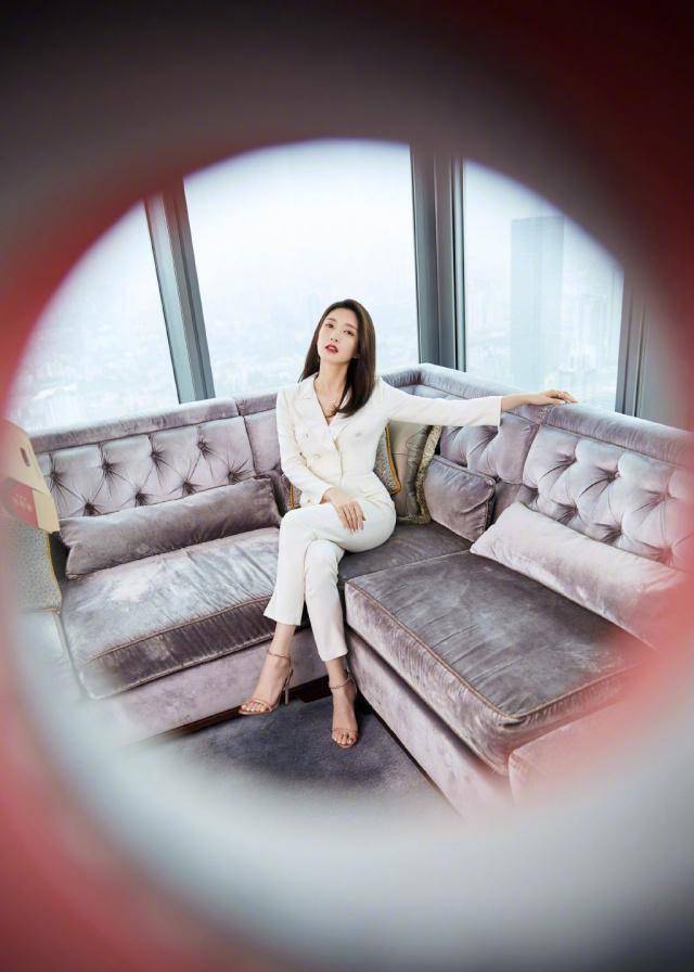 江疏影低调现身,一身白色西装高贵典雅,配气质红唇美的有韵味_风情