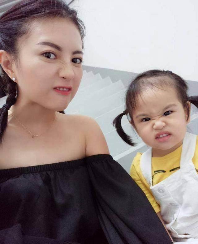 几个月不见包贝尔女儿包饺子,胖了一圈,但最大变化是这个_包文婧_妈妈