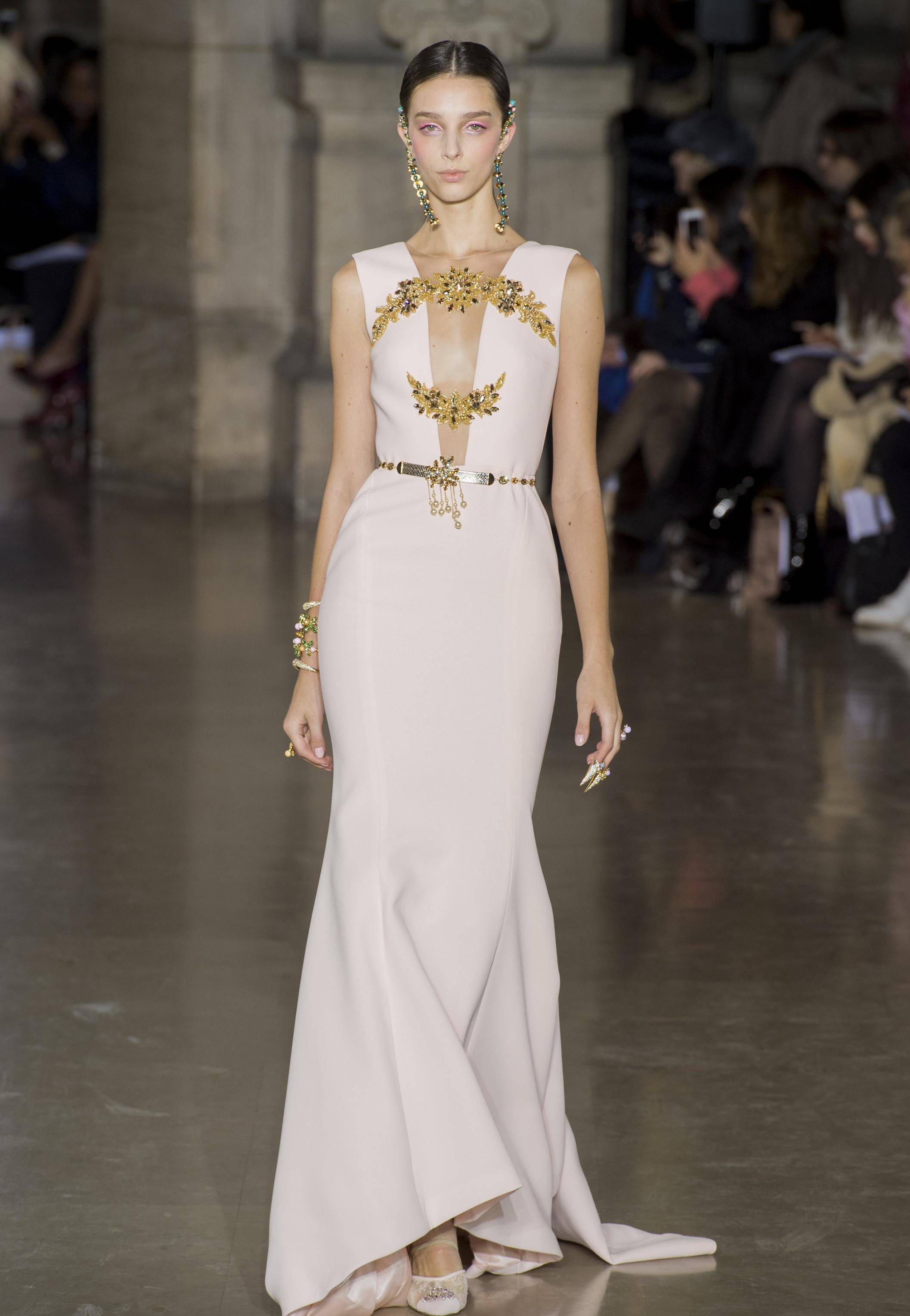 最后,法国时尚品牌的成功不仅是法国时尚产业的成功,也是法国文化的