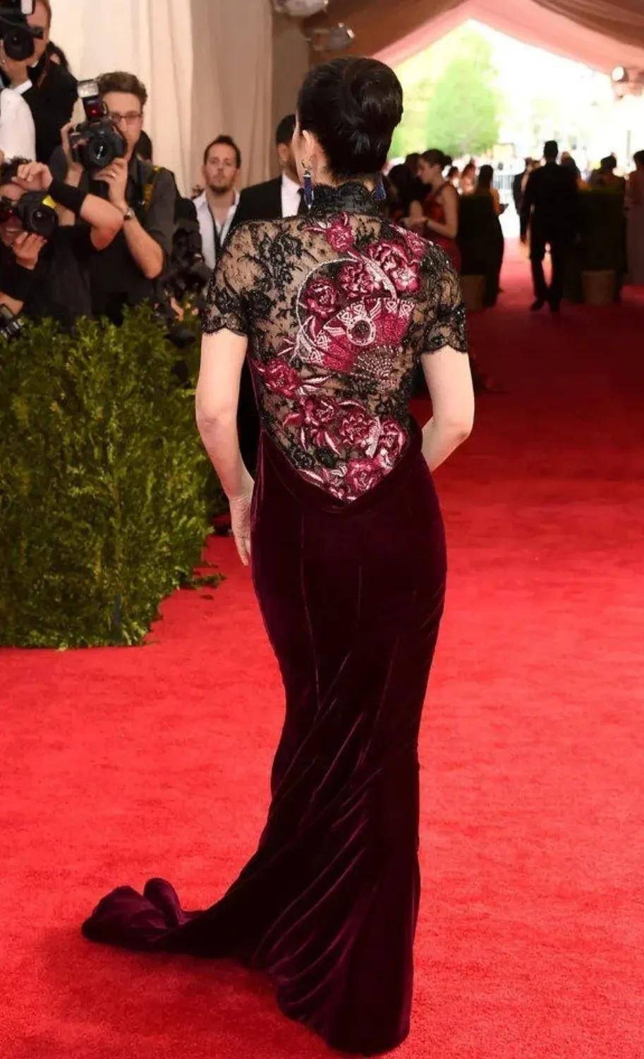 巩俐再次惊艳国际红毯,见证了什么是东方女性独特的美丽_设计_裙子