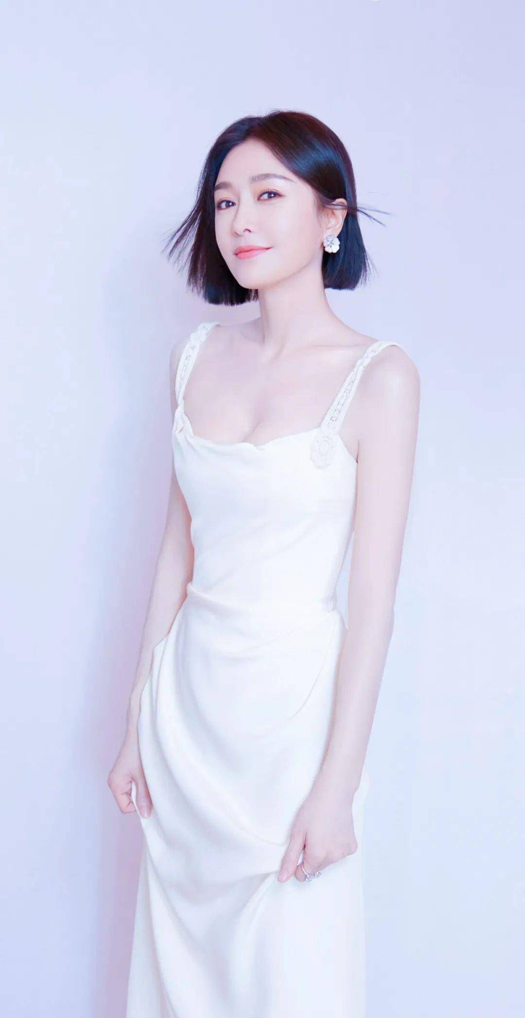 名人写真:秦岚白色抹胸连衣裙时尚靓丽,短发红唇尽显成熟美丽_魅力_女