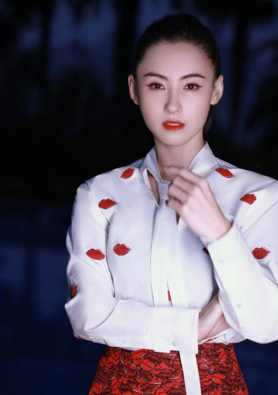 小林青霞晒新春写真,红唇白衬衫搭配红裙好惹眼,扎高马尾又美又飒