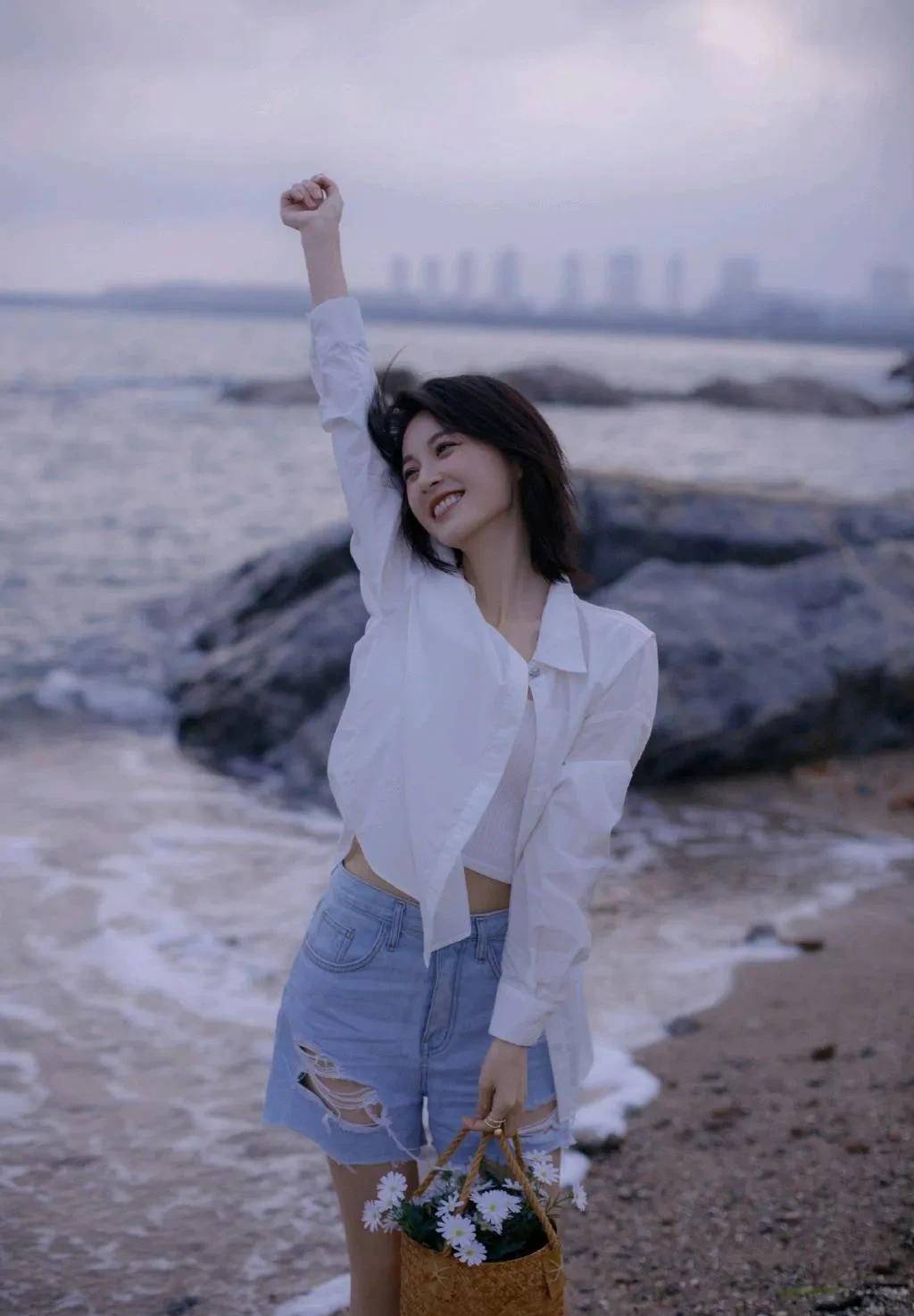 毛林林海边气息上镜,干净的短发搭配清爽的白色连衣裙,笑容好可爱