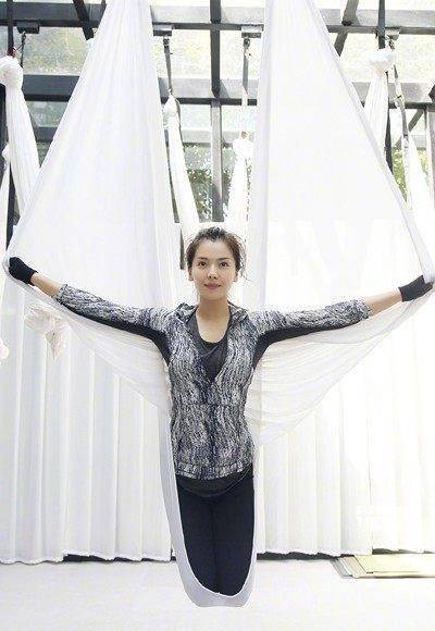 刘涛晒高难度空中瑜伽素颜的她一展柔韧身姿性感身材凹凸有致_网友