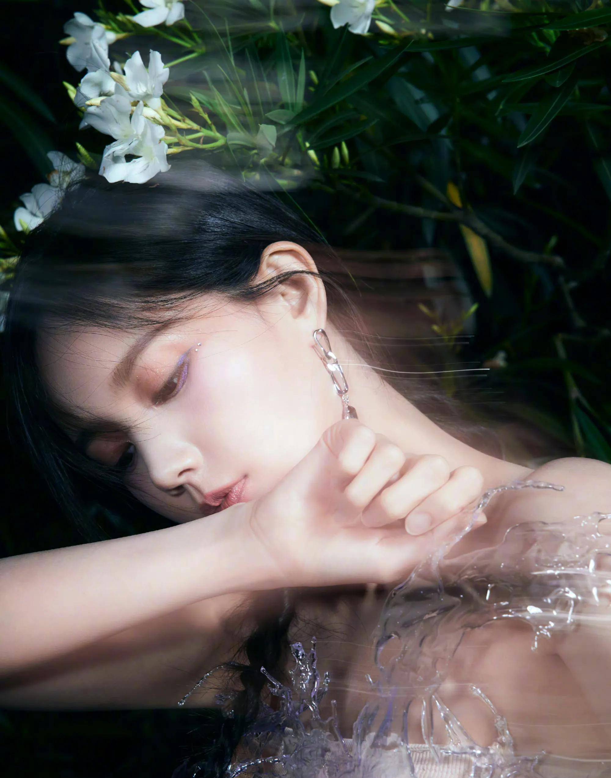 李一桐在花园里的照片穿着隐形萌裙,清凉优雅清纯又充满肉欲_刚从