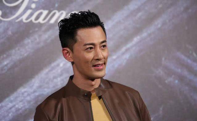 前tvb当红小生超贴心,带素颜女友逛街买东西自己大方给刷卡付钱_林峰