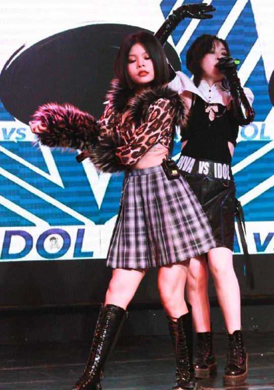 3unshine组合中,就要数cindy被吐槽得最惨, 她是c位,是人群中的焦点.