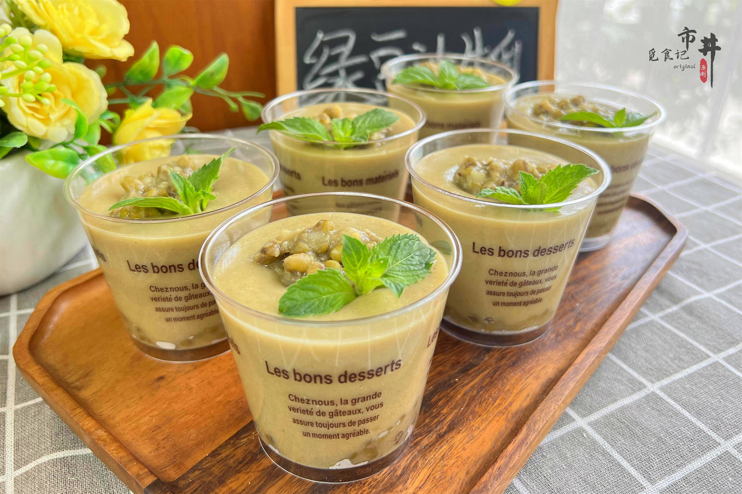 今天分享的是奶茶店里的热卖品:绿豆沙牛乳.