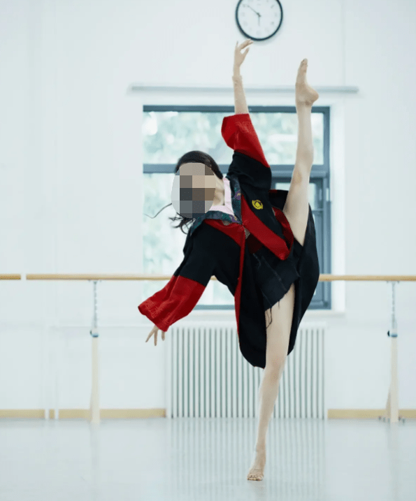 女博士摆出"高难度姿势"拍毕业照,一看专业就懂了_艺术_论文_能力