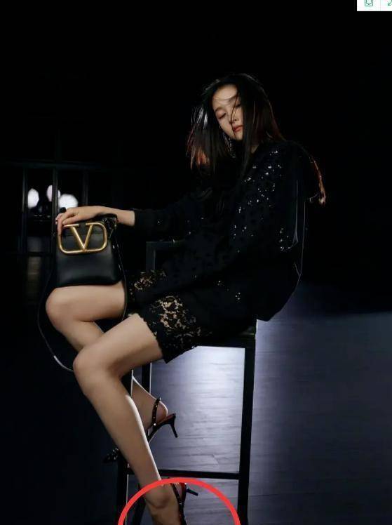 关晓彤和妈妈拍照穿同一双鞋,镜头放大脚后跟:谁能忍不住不笑呢_父母