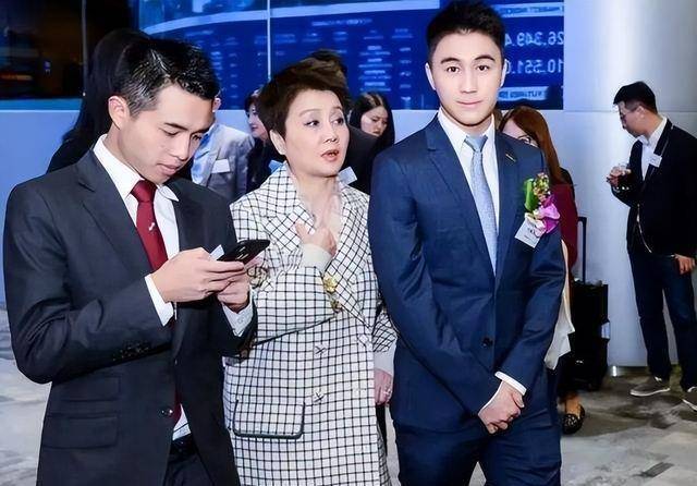 何超莲情商却高很多,管梁安琪叫阿姨_家族_太太_何超琼