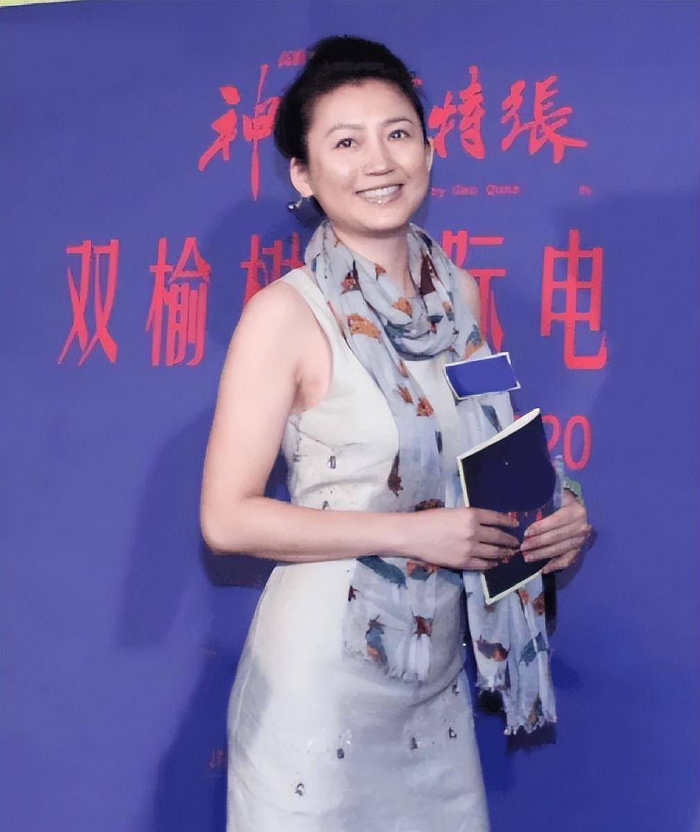 王小丫不化妆完全认不出,纯素颜瞬间老好几岁,穿印花裙秒变大妈_裙子