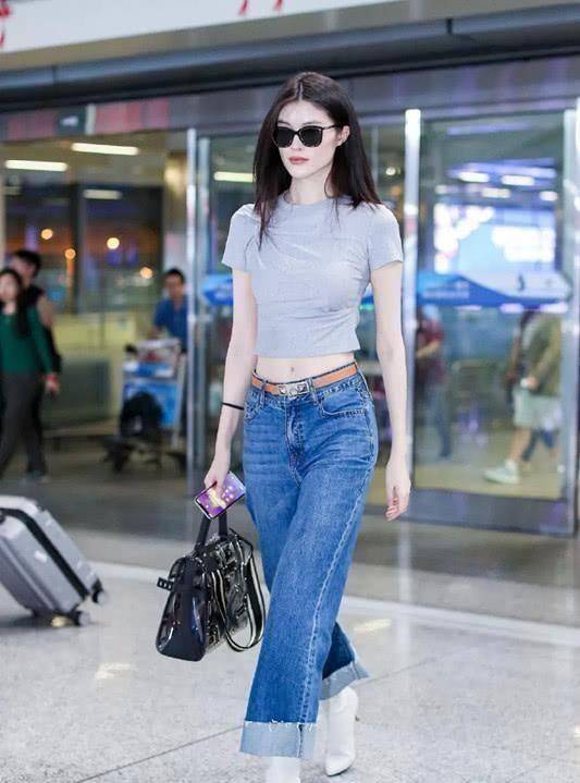 刘雯穿针织衫够美吗?直到见到何穗,没有她的身高我都穿不了那件毛衣!
