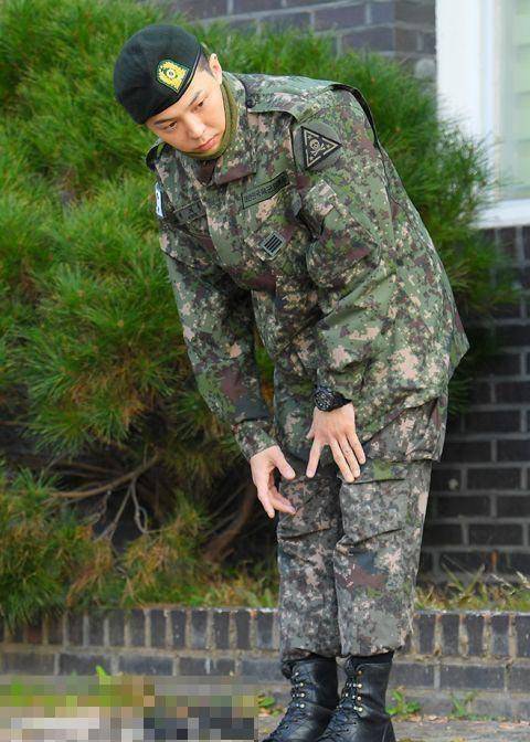 权志龙退伍后全家福曝光,亲姐姐携帅气丈夫热情迎接弟弟回家_权多美