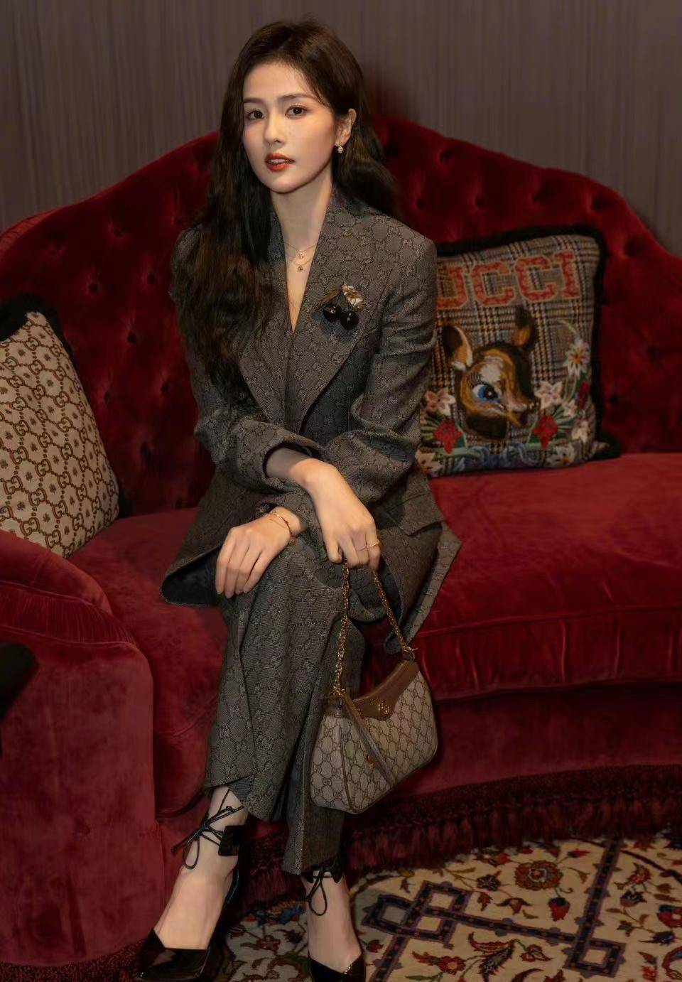 白鹿身穿浅咖啡色轻奢套装拍照,时尚高端显气质_西装_黑色_知性