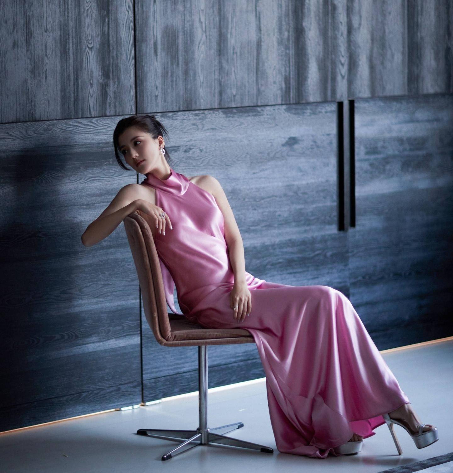 名人写真:吴千语无袖粉色挂脖连衣裙搭配高跟鞋,身材窈窕性感_裙子_的