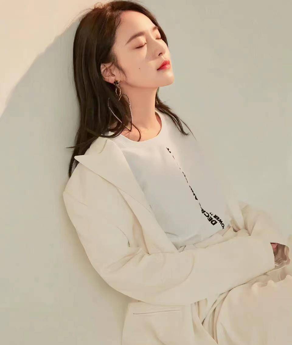 张佳宁身穿白衬衫搭配印花裤拍摄写真,简约轻松又高品质_白色_衣服