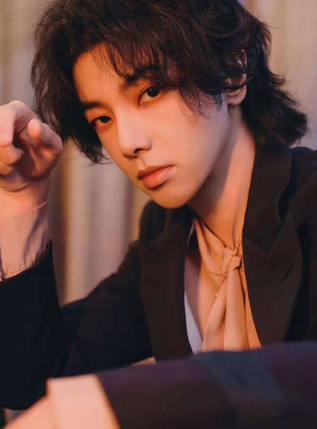 大湾区音乐会封面公布:肖战,王一博成陪衬,华晨宇消失不见_周深_成龙