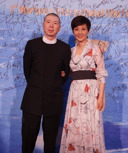 徐朵看似是养女,疑似冯小刚私生女,眉宇间长得很像,徐帆当宝贝_妻子