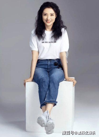 二维码印花让t恤的时髦感升级,两边袖子上的蝴蝶结可爱俏皮,为周涛