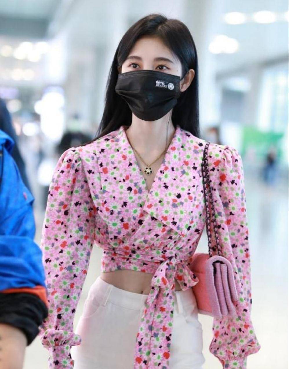 鞠婧祎机场穿搭粉红色图片