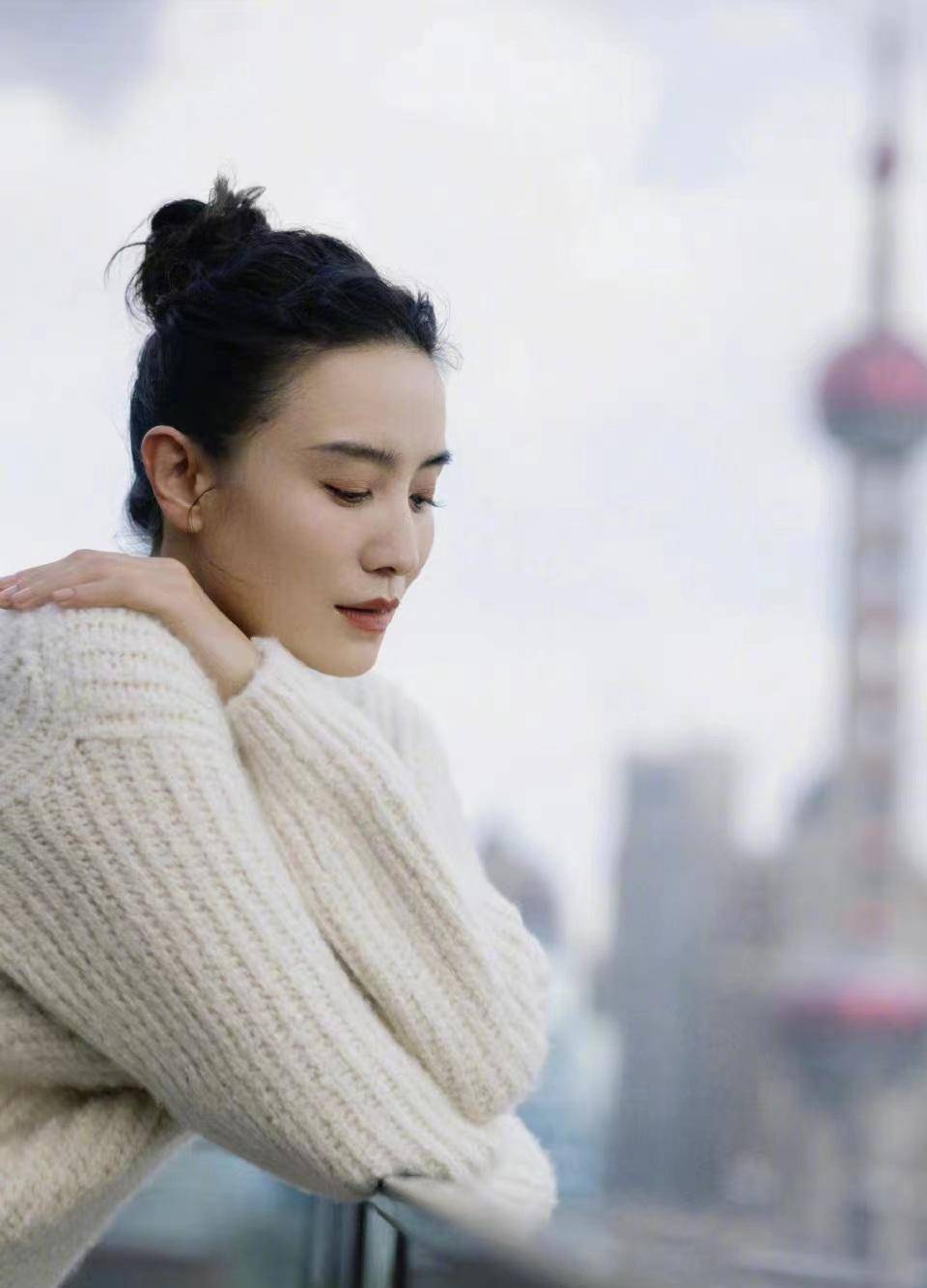 宋佳秋日写真好圈粉,白色毛衣配同色休闲裤,温婉时尚还显气质_造型