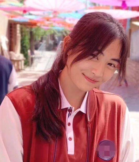 照片中,景岗山的女儿景天瞳穿着白大褂,头发简单的扎了起来.