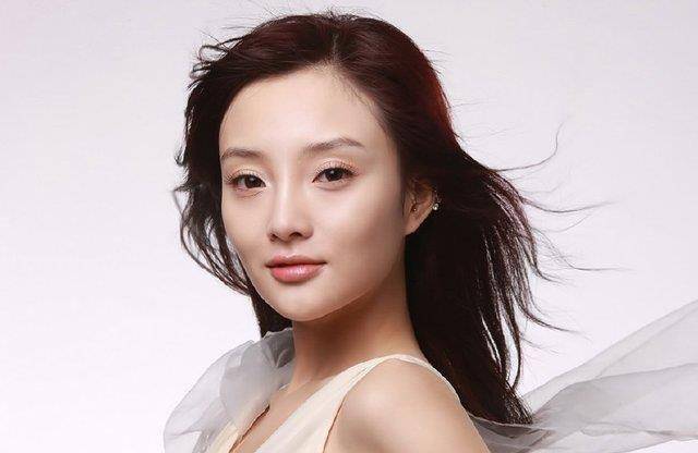 李小璐挽手红花会pgone,pgone回应并没有,贾乃亮选择相信!