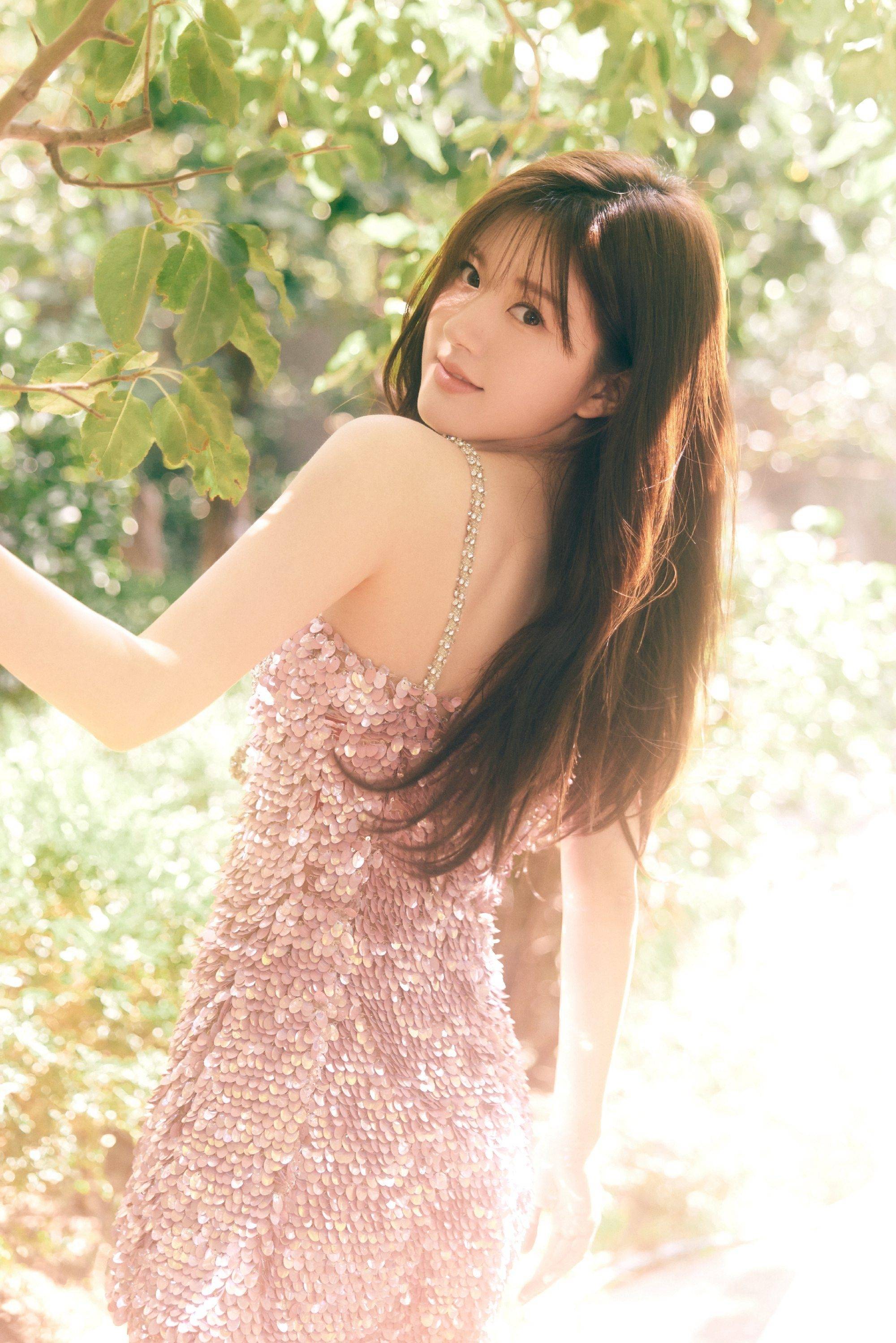 赵露思粉红亮闪连衣裙性感大长腿写真_治愈_长相_女孩子