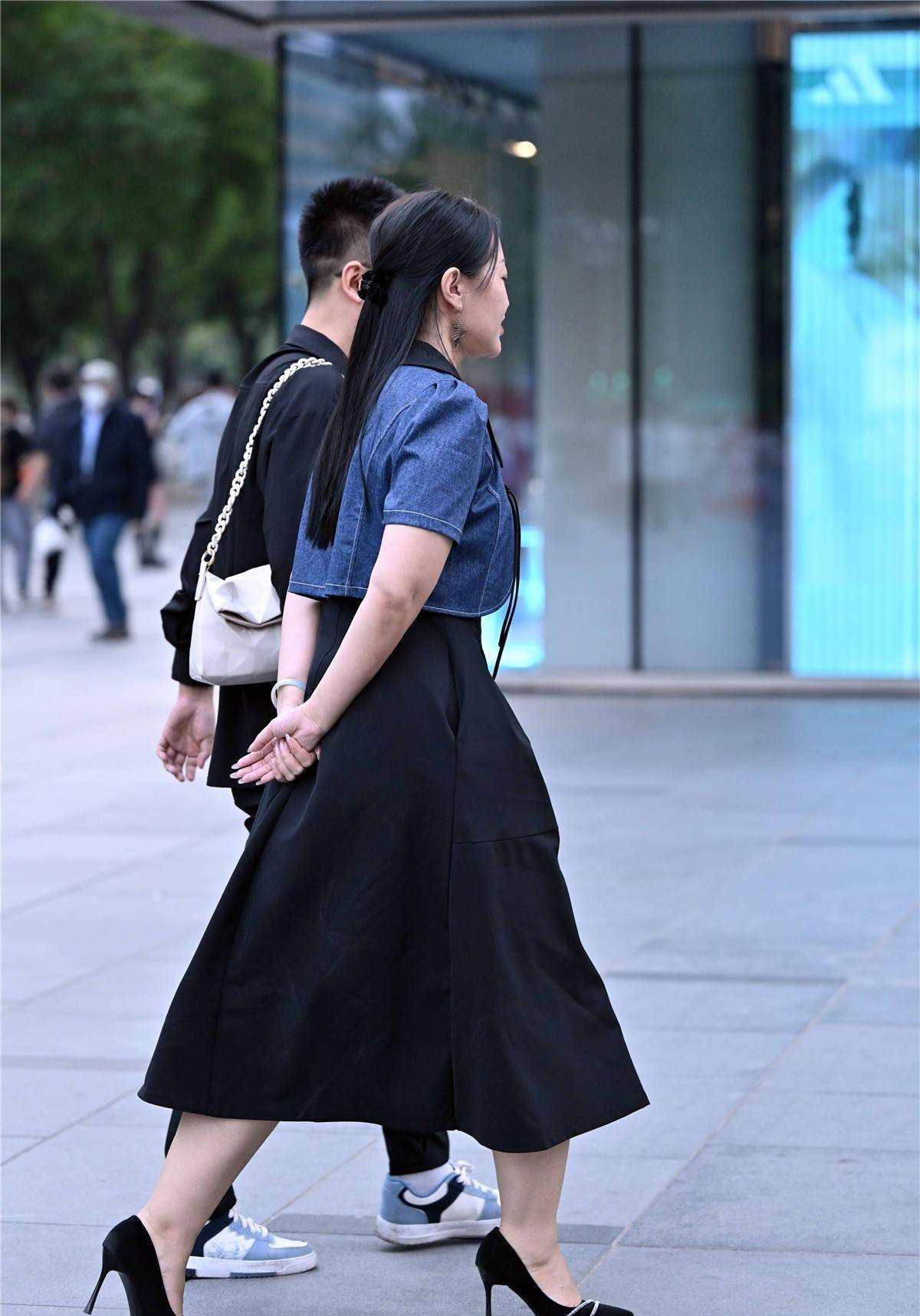 夏天穿高跟鞋逛街,尖头细高跟鞋是一种选择,取决于可调节长度_效果