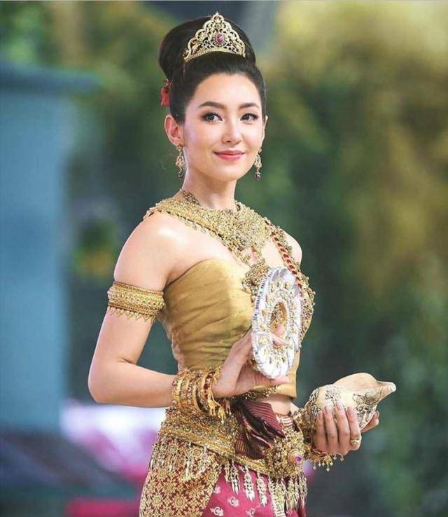 众位泰星化身宋干女神庆祝泰历新年,身着传统泰服美得耀眼!