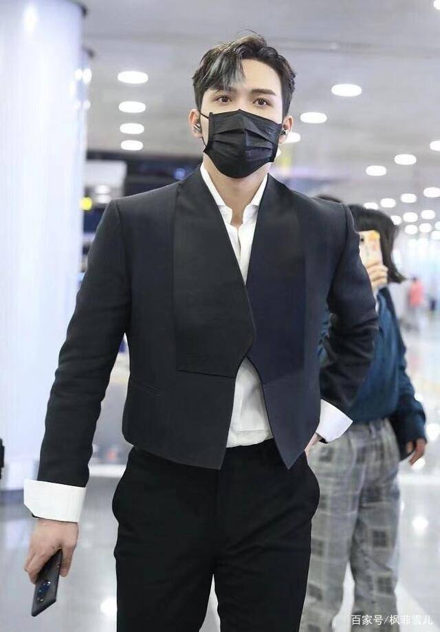 张彬彬高调走在机场,高腰西装配黑裤子,额头挑染刘海太痞帅_黑色_感觉