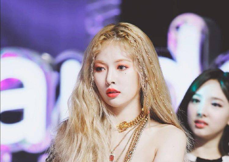 早些时候,鸟叔带着旗下艺人金泫雅,金晓钟和jessi接受媒体采访,其宣传