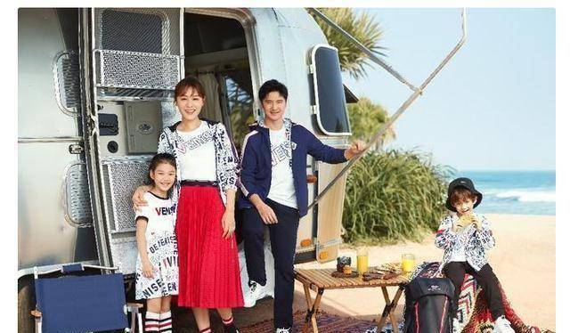 田亮与叶一茜一家身着carnavaldevenise服饰《爸爸去哪儿》播出后