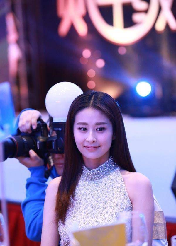 颖儿拍摄复古油画大片,头戴花环穿窄裙尽显细腰好身材_体重_减肥_女