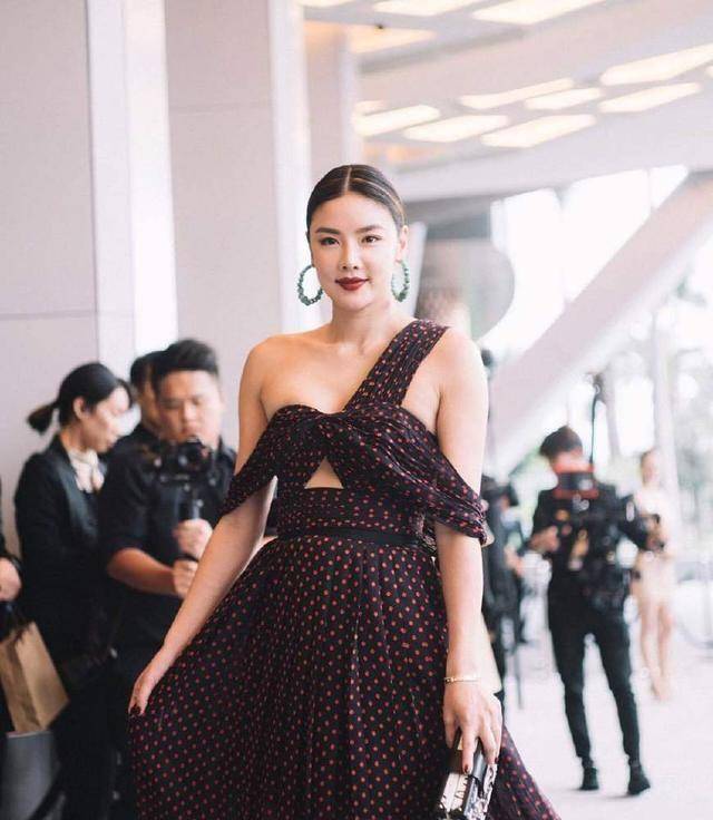 黎明前妻乐基儿晒近照,一脸甜美笑容都没有肚子抢镜!