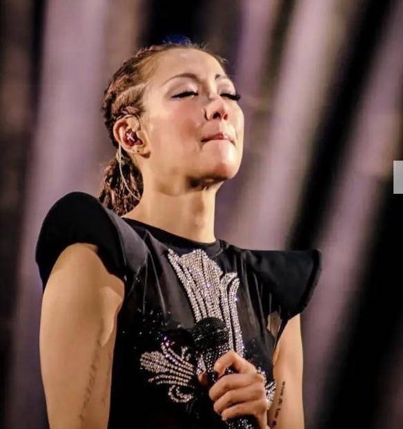 郑秀文在演唱会上频频擦泪,或是因为许志安?_首歌_生活_红绿灯