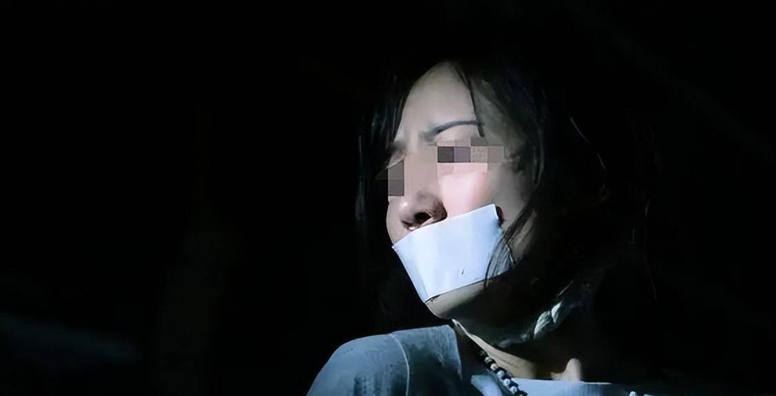 15年深夜,湖北16岁女孩熟睡中遭入室绑架,劫匪却因一句话放了她_歹徒