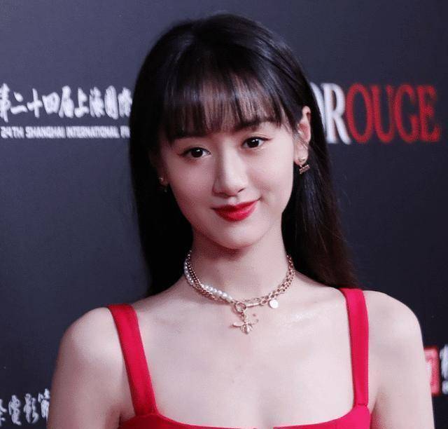袁冰妍出席红毯照曝光,穿红裙光芒四射,可网友却在关注她的腿围_感觉