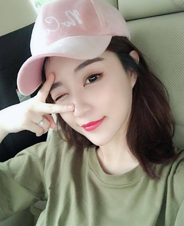 虽然雪梨的模样比大学时期变化不少,但她否认整容,只是打针做了微调